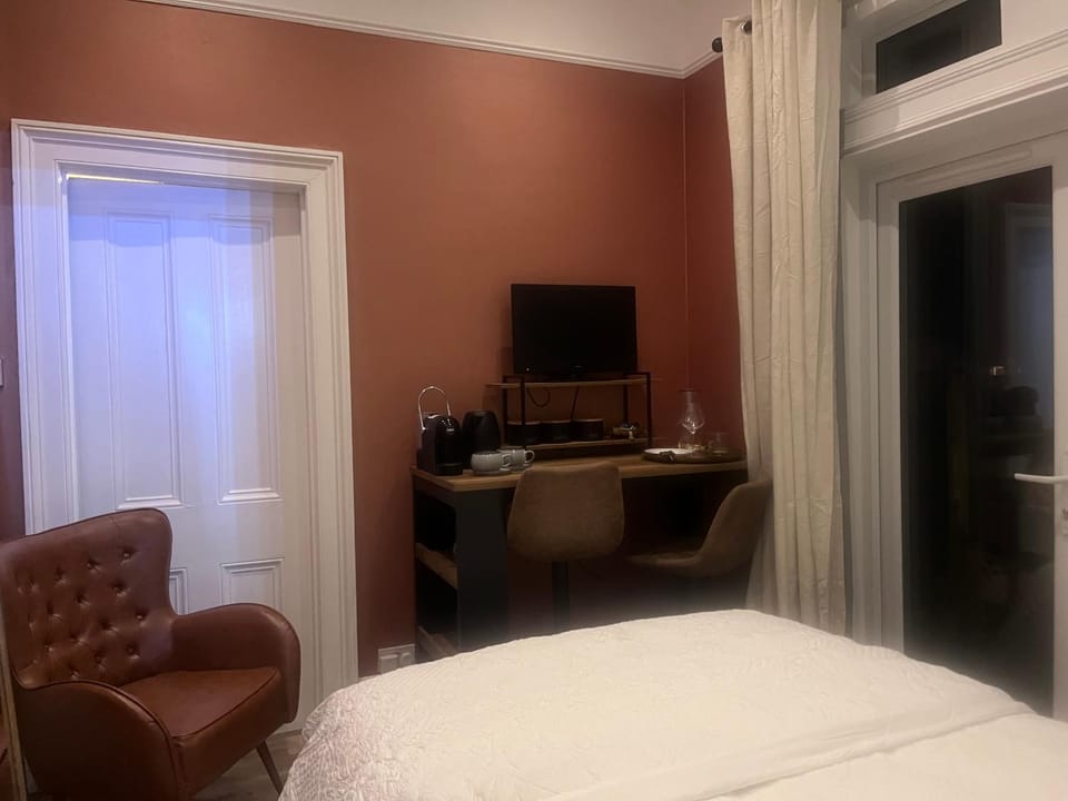 Bed, TV and multimedia, Photo of the whole room, Seating area, Bedroom, hair dresser