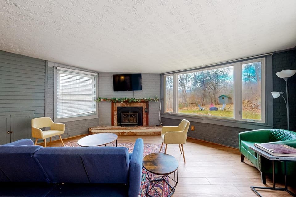 Deck, Views, Games: 10BR Home in Shenandoah Valley House in Shenandoah Valley