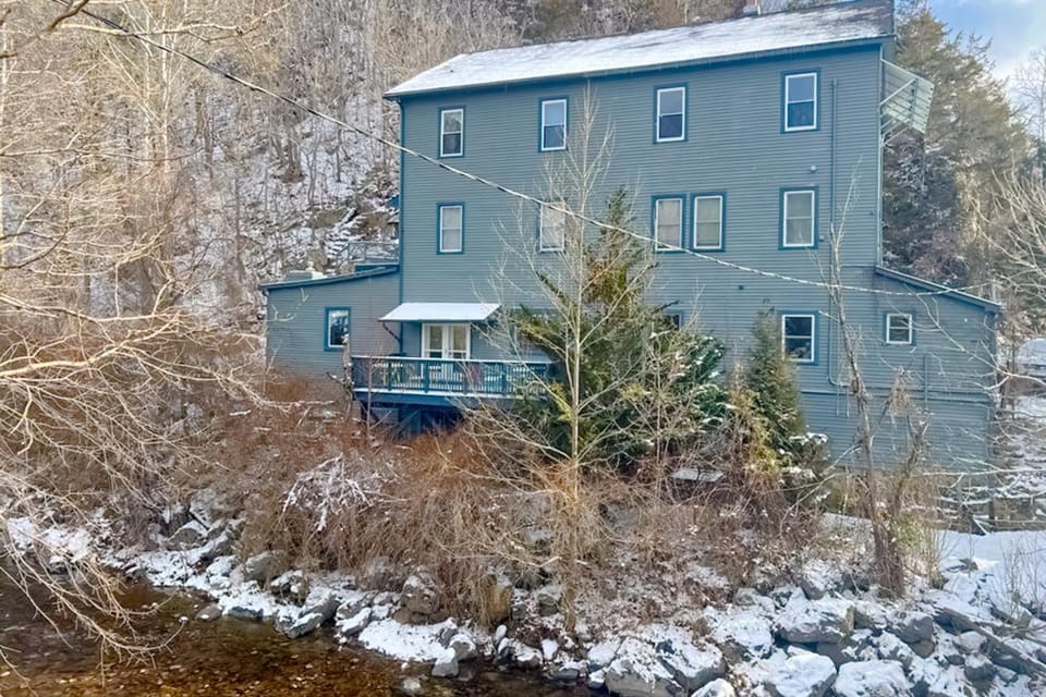 Games Galore! Riverfront Group Retreat in McDowell House in Shenandoah Valley