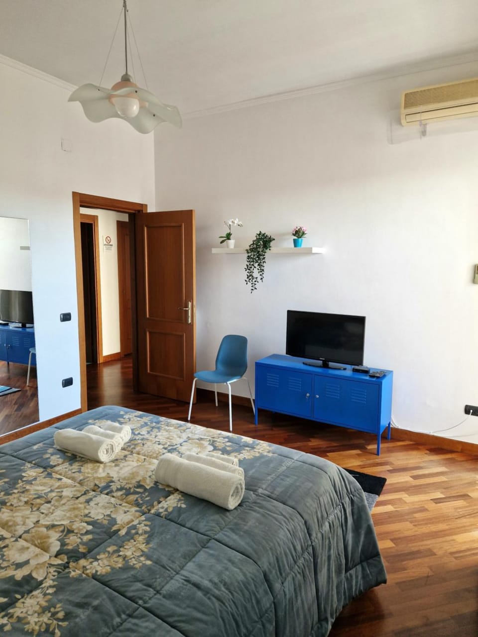 Bed, TV and multimedia, Photo of the whole room, Evening entertainment, Bedroom, towels, air conditioner