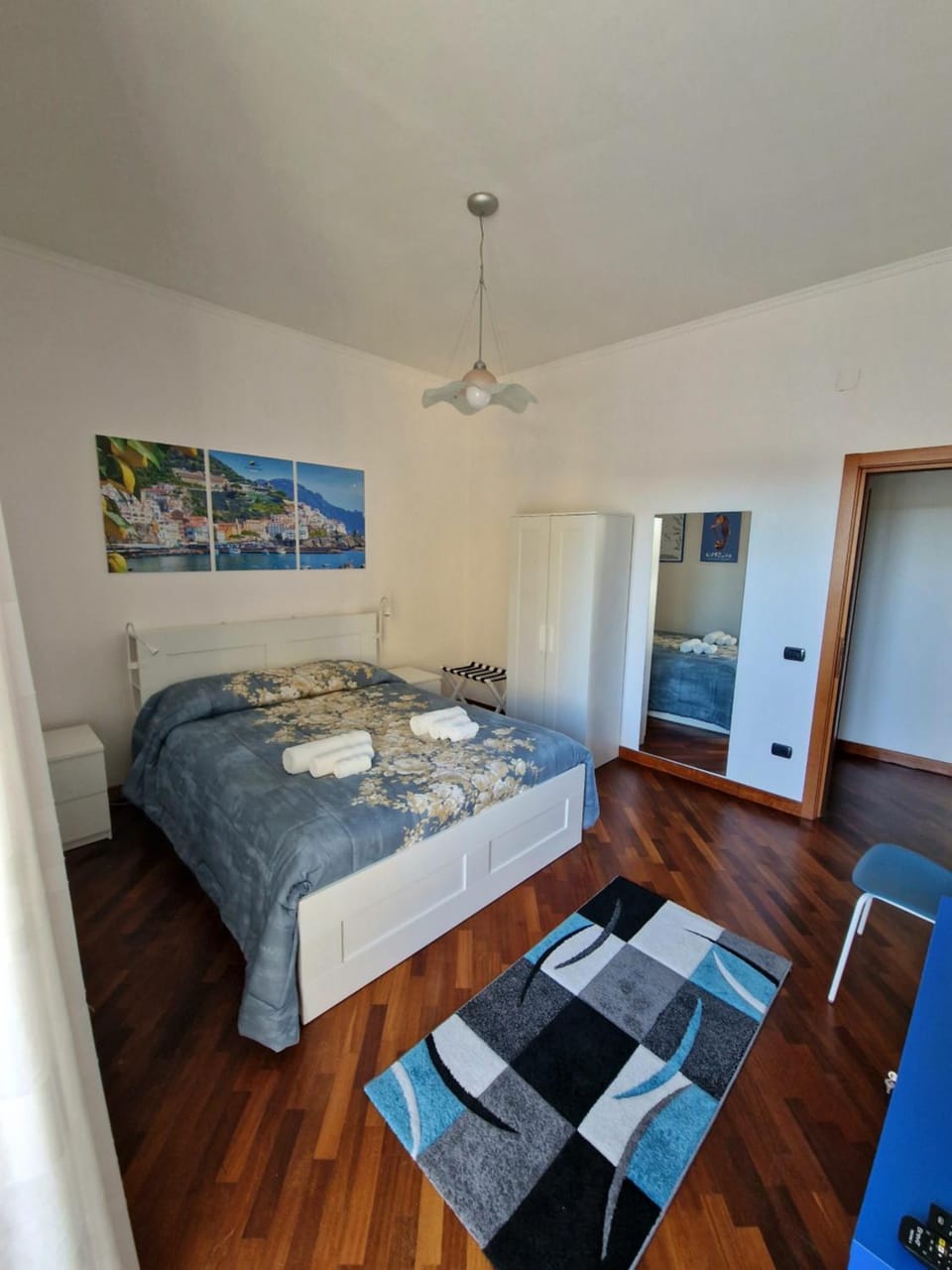Photo of the whole room, Bedroom, towels, wardrobe