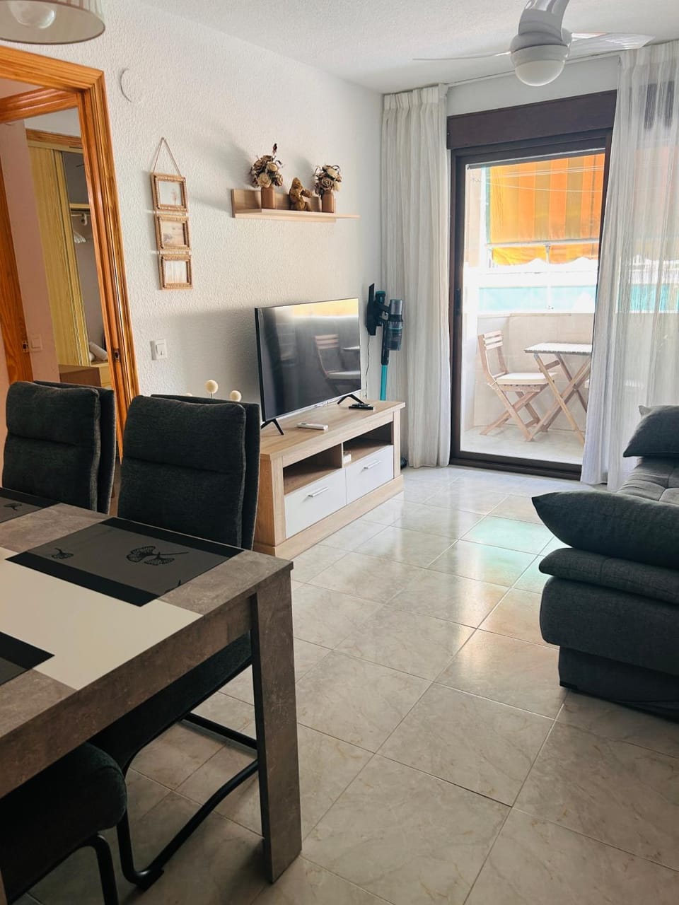 TV and multimedia, Living room, Seating area, Dining area