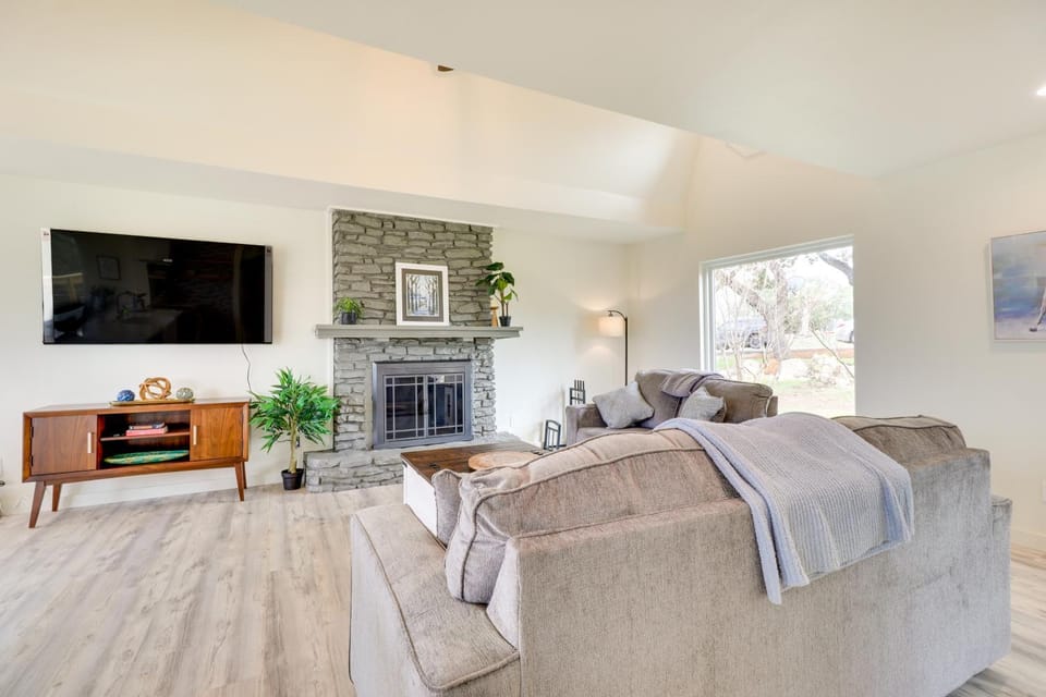 Serene Burnet Getaway with Buchanan Lake Views! House in Rio Grande