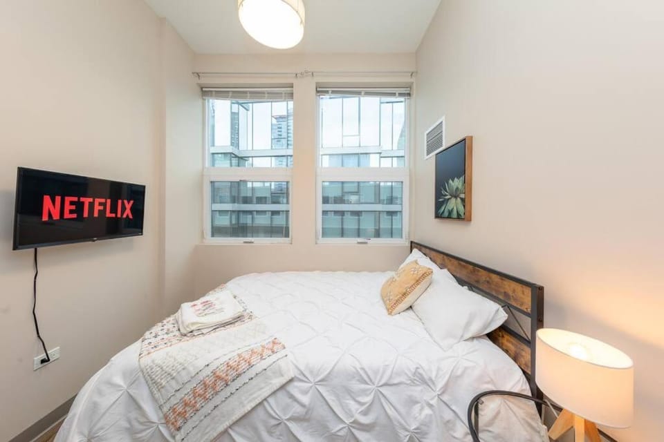 Bed, TV and multimedia, Photo of the whole room, Bedroom