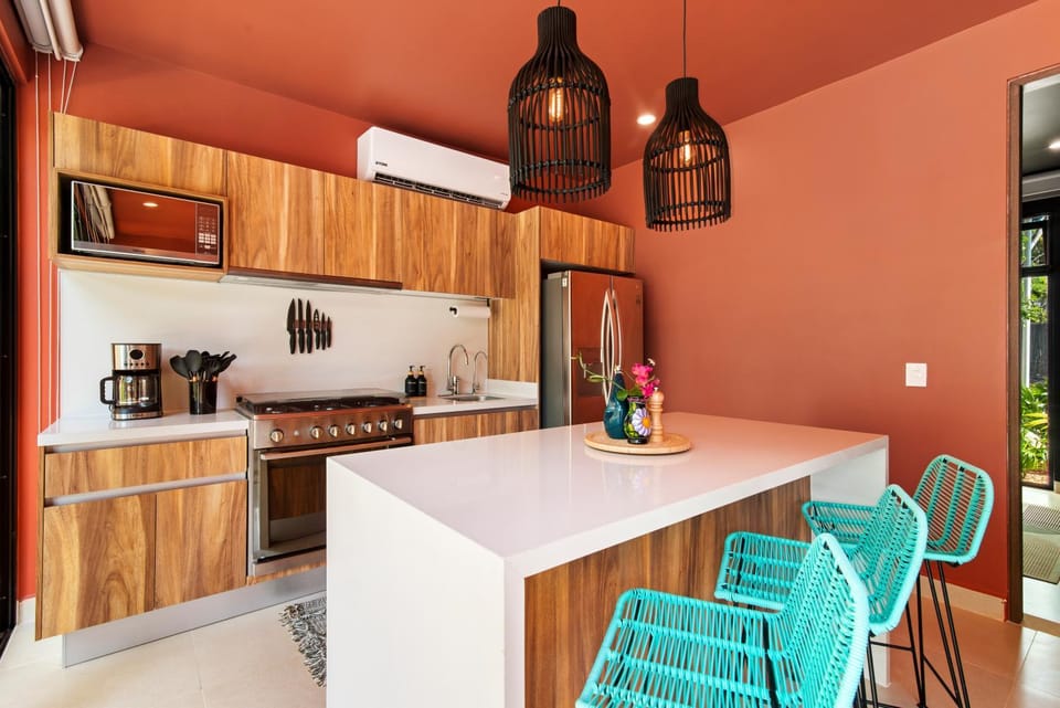 Coffee/tea facilities, Kitchen or kitchenette, Seating area, Dining area, microwave, pet friendly, stove, air conditioner