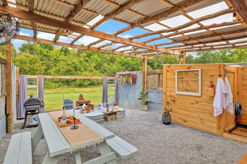 Meadow View Romantic Nature Stay w Barn, Outdoor Tub and Sauna Apartment in Douglas Lake