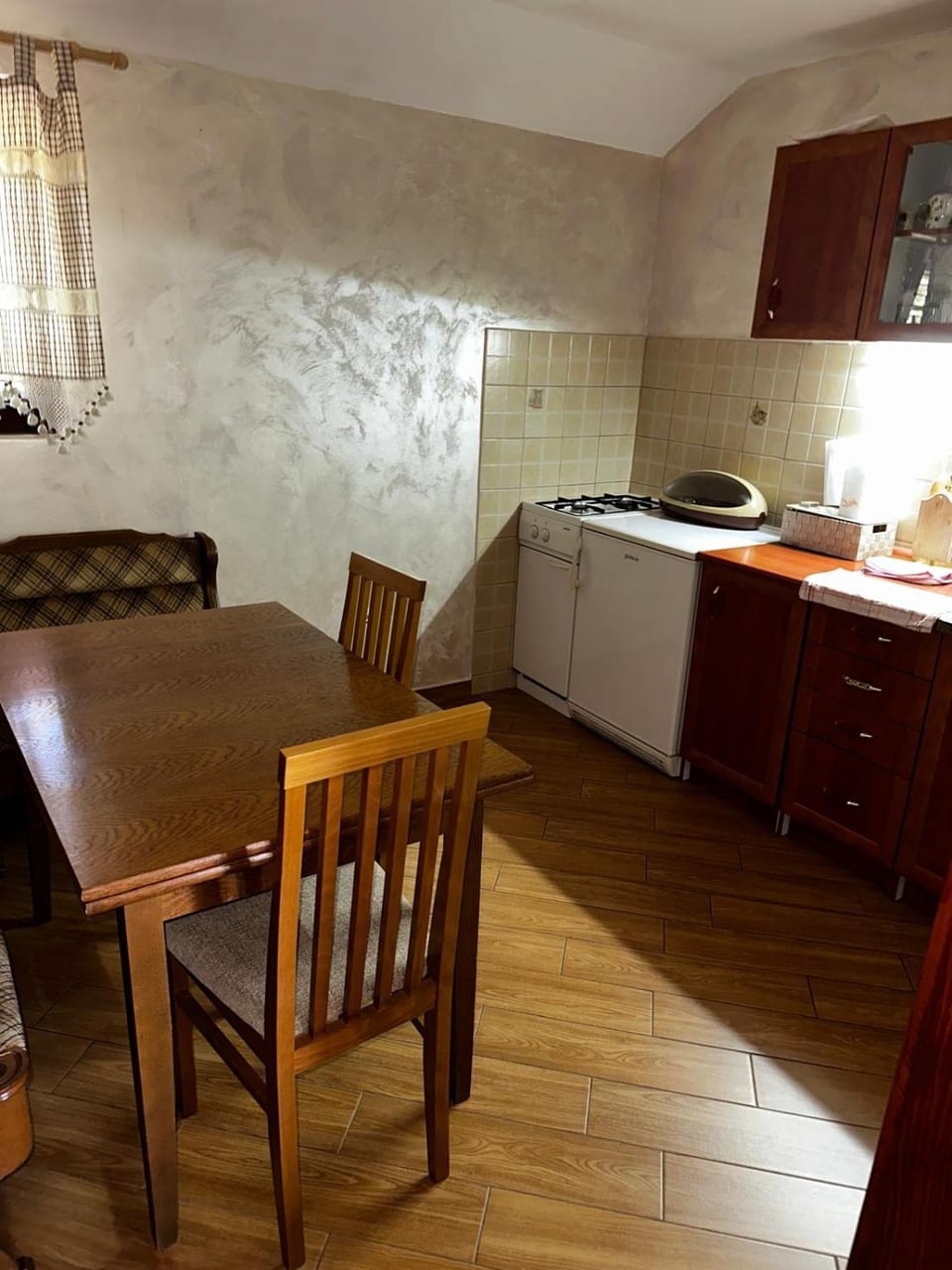 Kitchen or kitchenette, Dining area