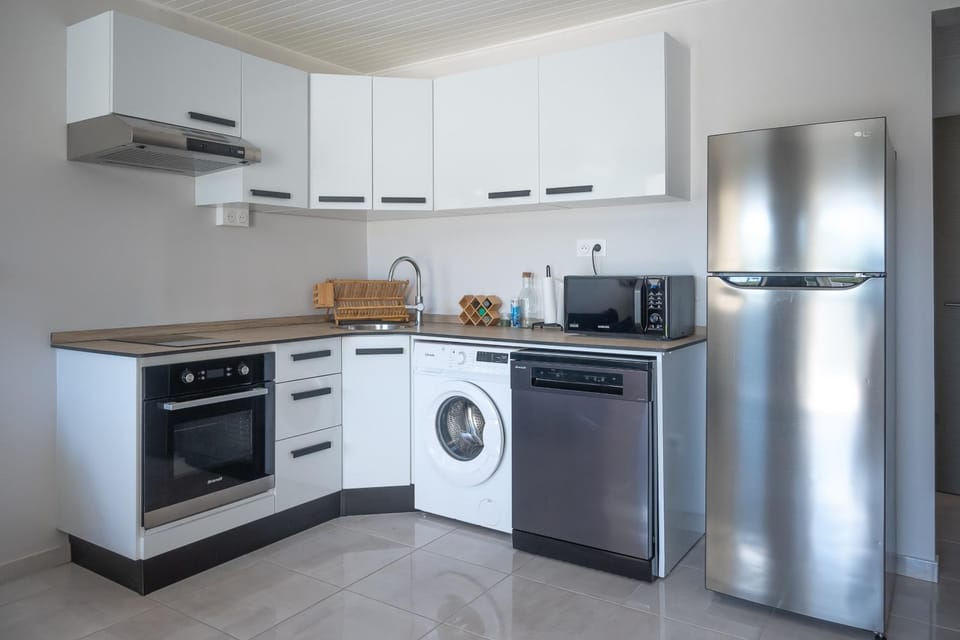 Coffee/tea facilities, Kitchen or kitchenette, dishwasher, oven, stove, washing machine