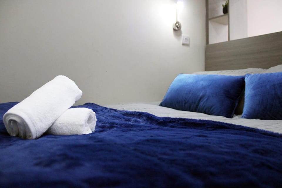 Bed, Bedroom, towels