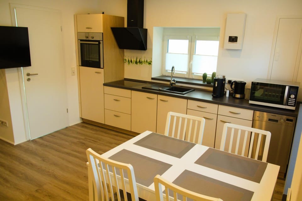 Coffee/tea facilities, Kitchen or kitchenette, minibar, stove, stove