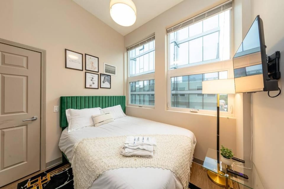 Bed, TV and multimedia, Photo of the whole room, Bedroom, towels
