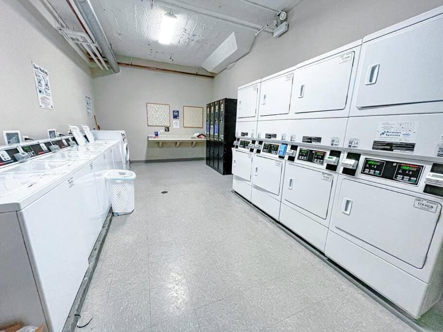 Kitchen or kitchenette, washing machine, dryer