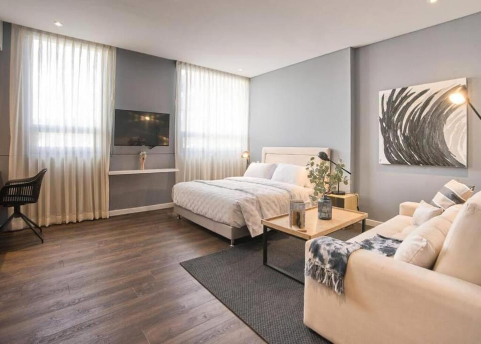 Bed, TV and multimedia, Living room, Photo of the whole room, Seating area, Bedroom