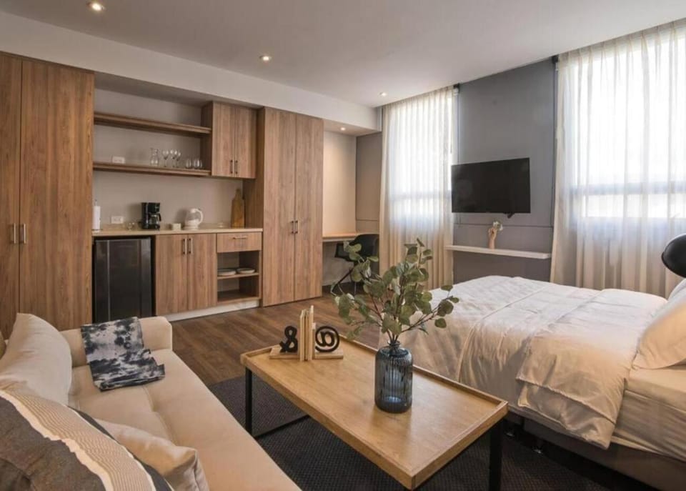 Bed, TV and multimedia, Kitchen or kitchenette, Living room, Photo of the whole room, Seating area, Bedroom, wardrobe
