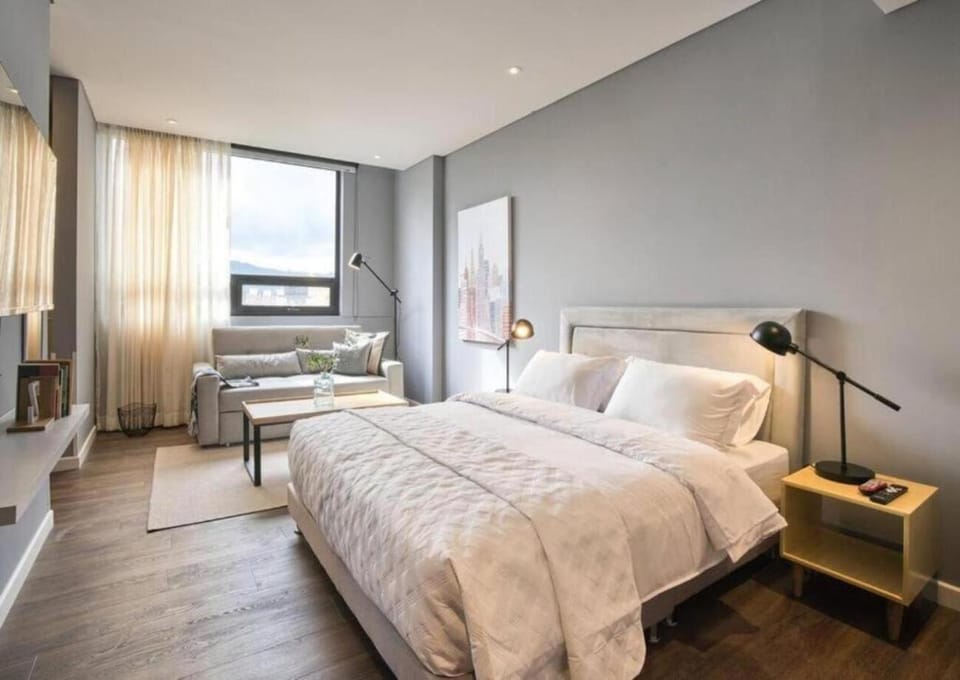 Bed, TV and multimedia, Living room, Photo of the whole room, Seating area, Bedroom