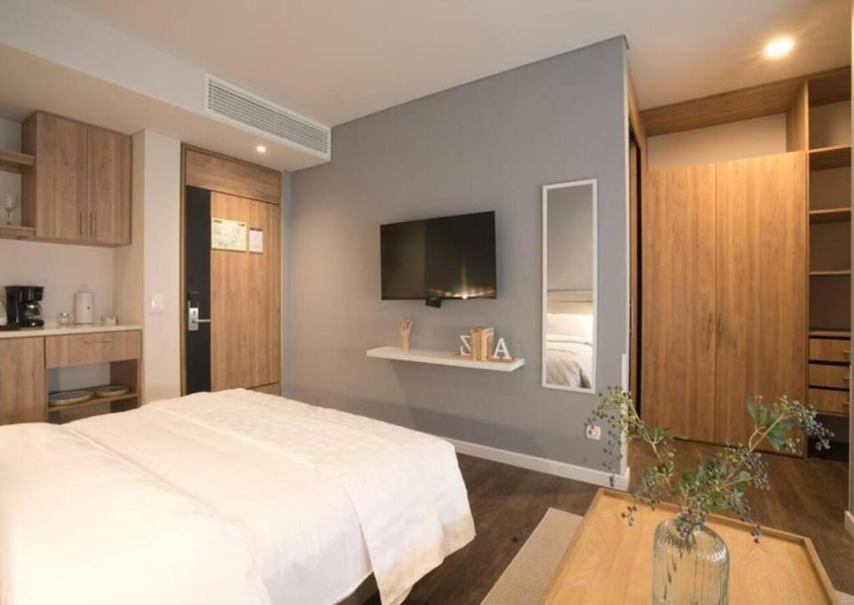 Bed, TV and multimedia, Kitchen or kitchenette, Photo of the whole room, Bedroom, wardrobe