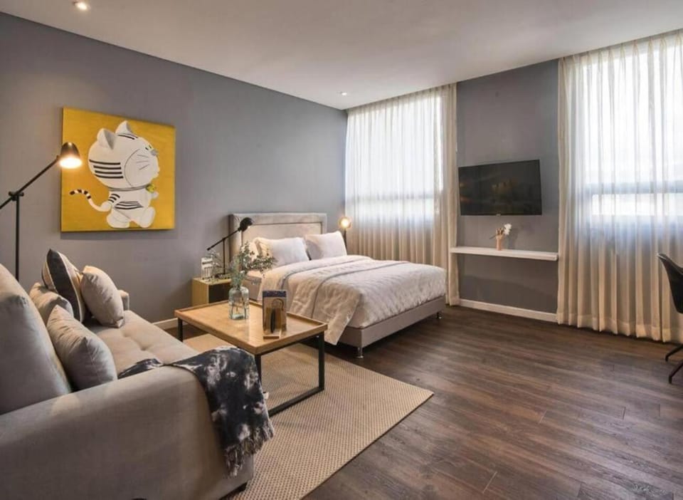Bed, TV and multimedia, Living room, Photo of the whole room, Seating area, Bedroom