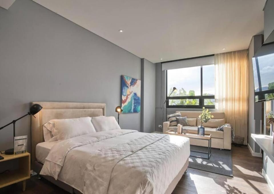 Bed, TV and multimedia, Living room, Photo of the whole room, Seating area, Bedroom