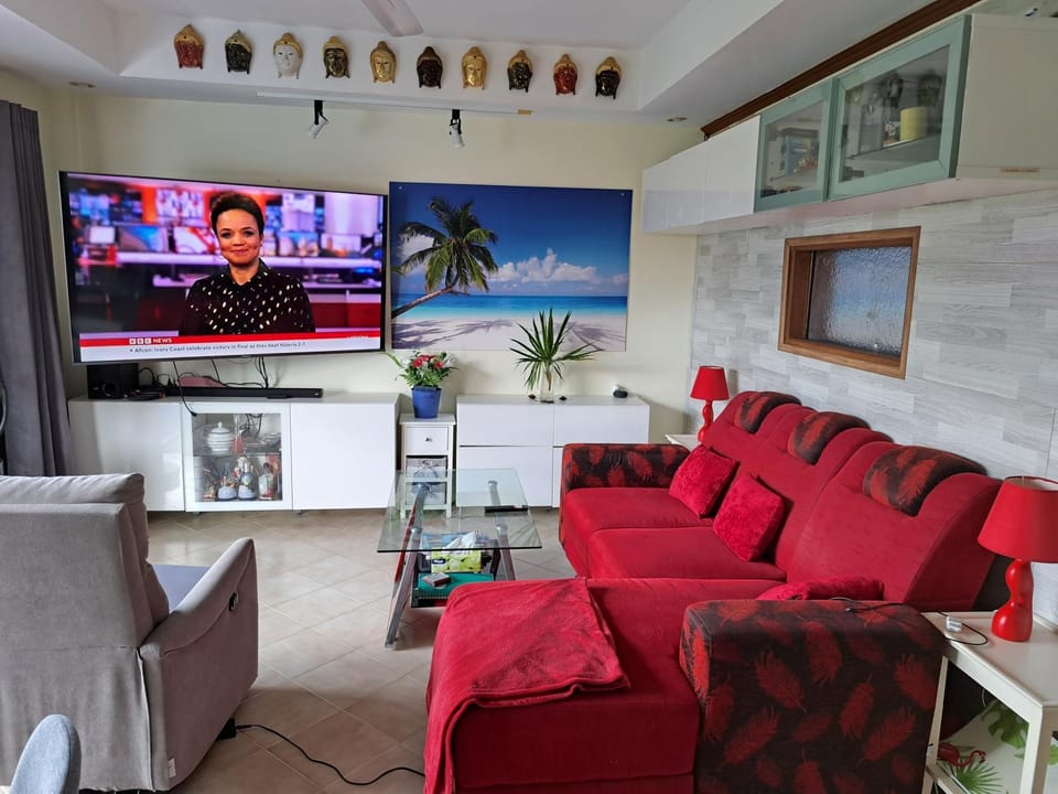 Communal lounge/ TV room, TV and multimedia, Living room, Seating area, Evening entertainment