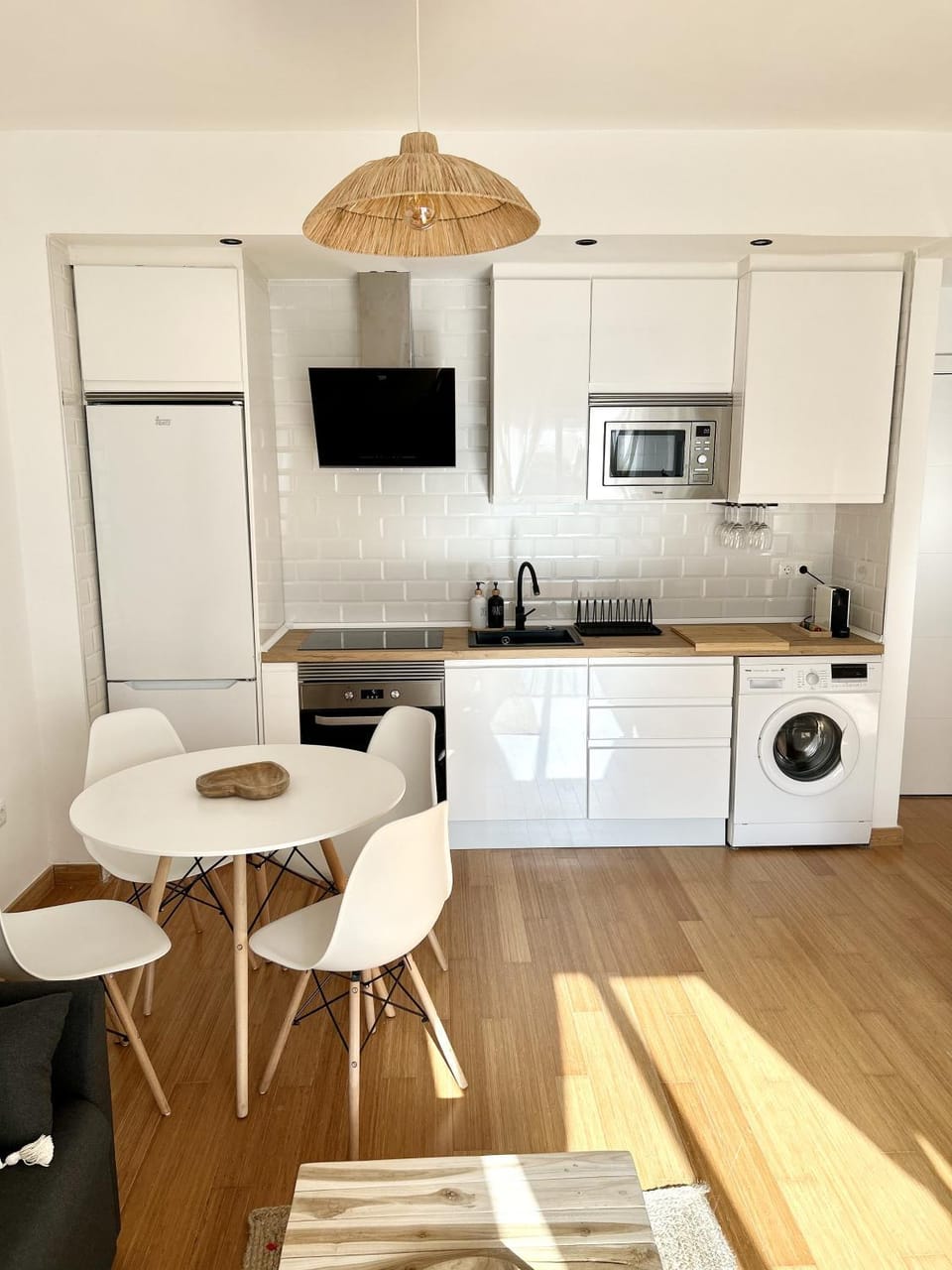 Kitchen or kitchenette, Dining area, oven, washing machine