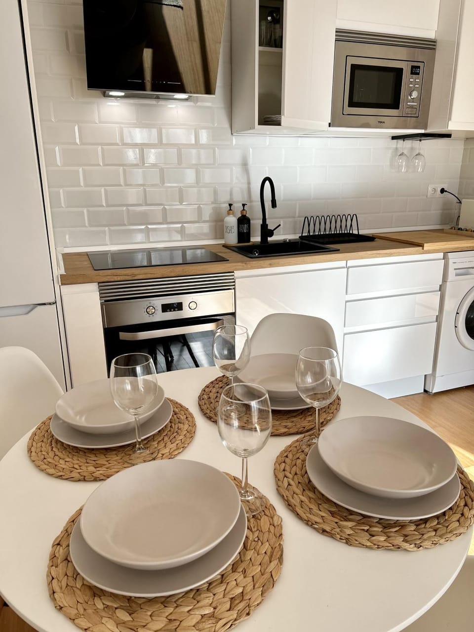 Kitchen or kitchenette, Dining area