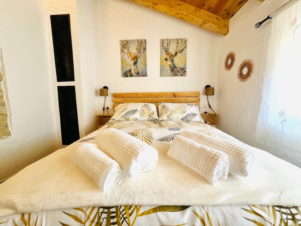 Bed, Photo of the whole room, Bedroom, towels