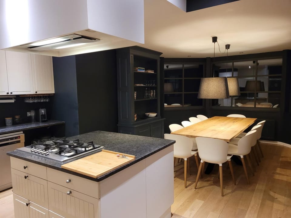 Kitchen or kitchenette, Dining area