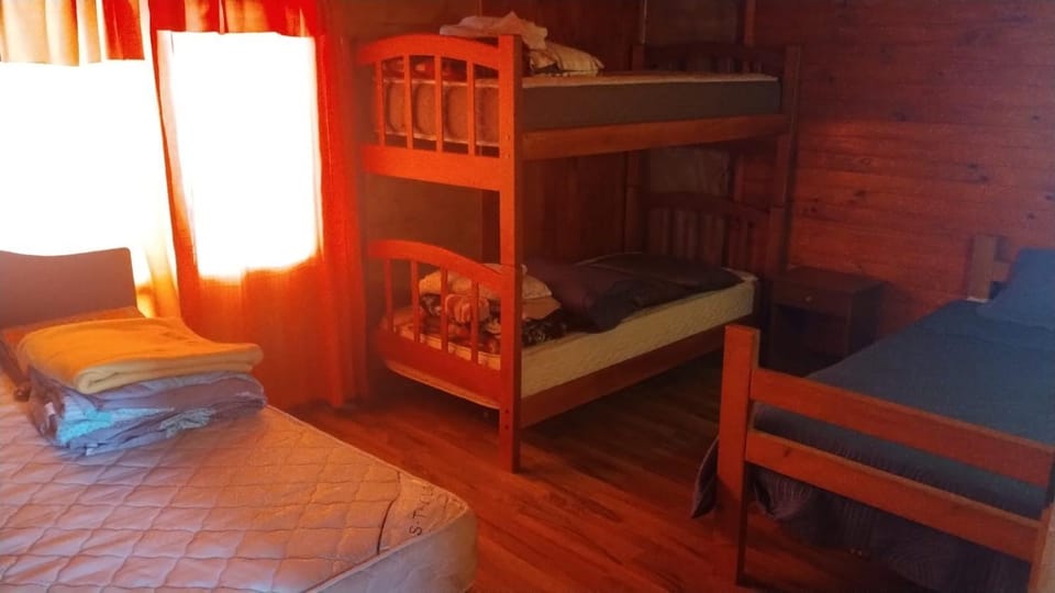 CABAÑA LA CASONA, salón, comedor y cocina amplia, con baño en la habitación y uno adicional, se alcanzan a ver las islas y el mar Apartment in Coquimbo Region