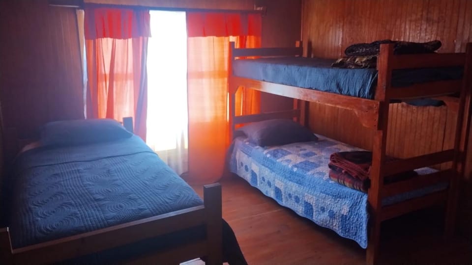 CABAÑA LA CASONA, salón, comedor y cocina amplia, con baño en la habitación y uno adicional, se alcanzan a ver las islas y el mar Apartment in Coquimbo Region