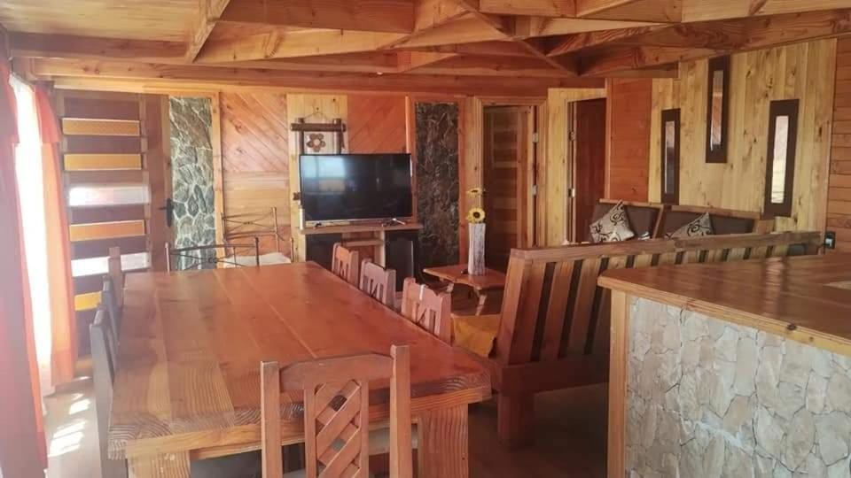 CABAÑA LA CASONA, salón, comedor y cocina amplia, con baño en la habitación y uno adicional, se alcanzan a ver las islas y el mar Apartment in Coquimbo Region