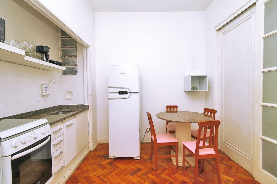 Studio p/ 3 pessoas simples, uma quadra da praia, 3min metrô Arcoverde, atrás do Copacabana Palace Apartment in Rio de Janeiro
