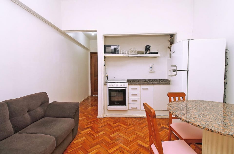 Studio p/ 3 pessoas simples, uma quadra da praia, 3min metrô Arcoverde, atrás do Copacabana Palace Apartment in Rio de Janeiro