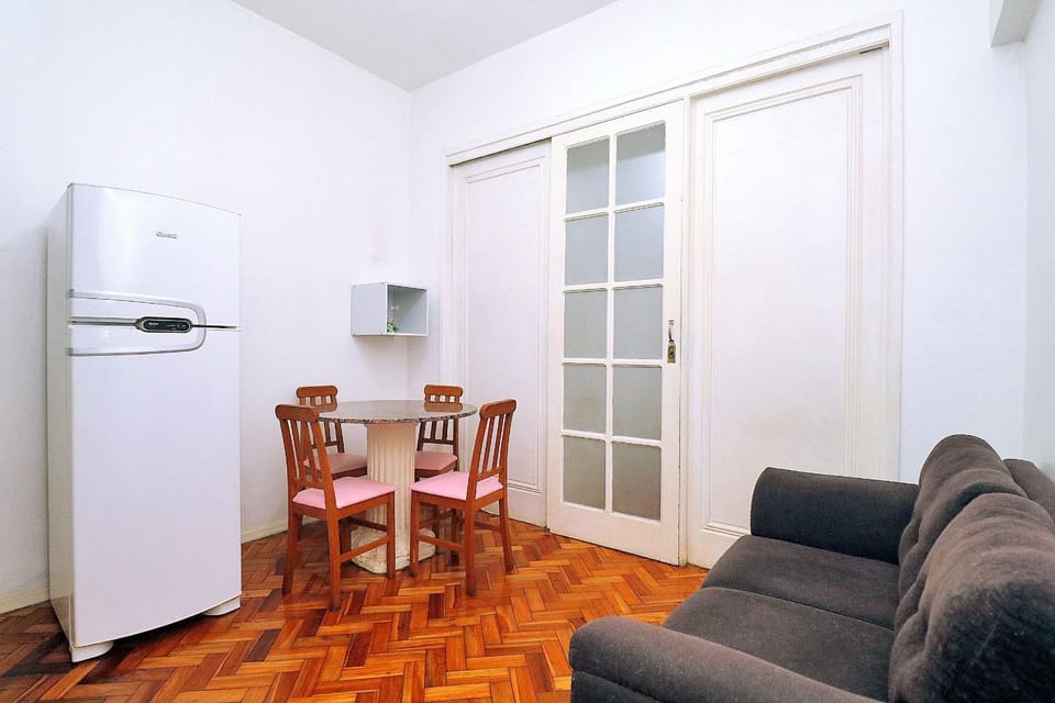 Studio p/ 3 pessoas simples, uma quadra da praia, 3min metrô Arcoverde, atrás do Copacabana Palace Apartment in Rio de Janeiro