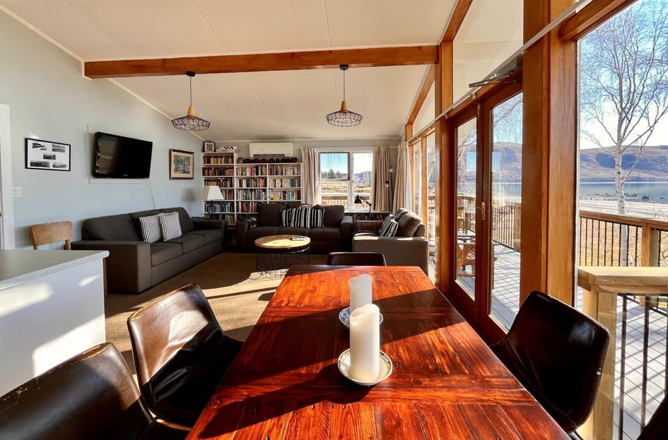 Patio, TV and multimedia, Living room, Seating area, Dining area, Lake view, Mountain view