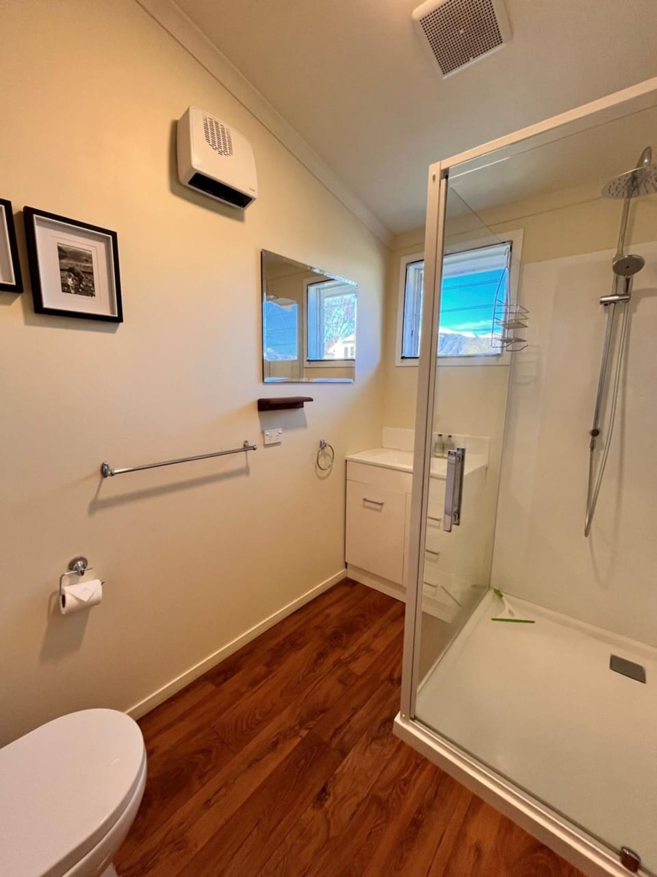 Shower, Toilet, Bathroom, towels