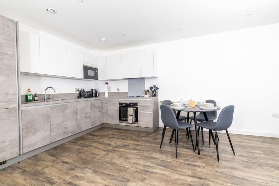 City Escape - Unwind in Style Apartment in Barking