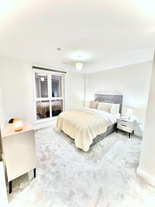 City Escape - Unwind in Style Apartment in Barking