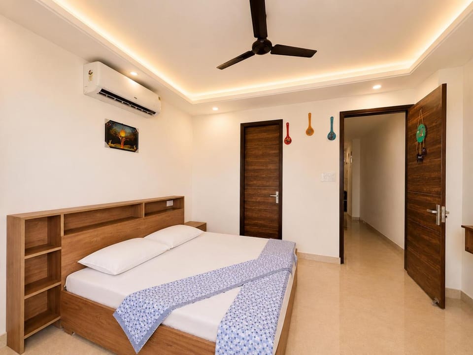 Bed, Bathroom, TV and multimedia, Bedroom, towels, air conditioner