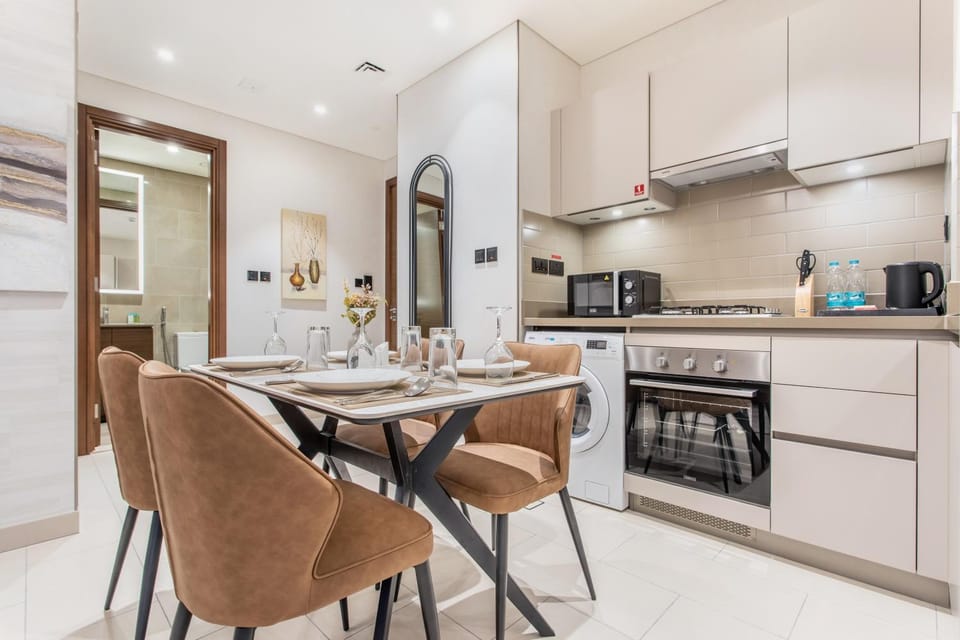 Kitchen or kitchenette, Dining area