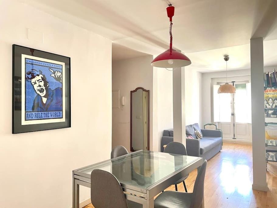 Photo of the whole room, Dining area