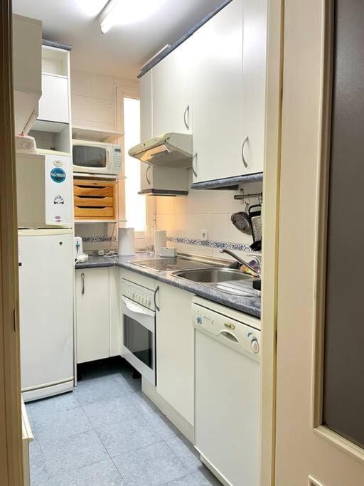 Kitchen or kitchenette, minibar, stove