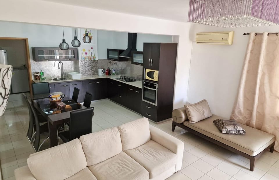 Kitchen or kitchenette, Living room, Photo of the whole room, Seating area, Dining area, oven