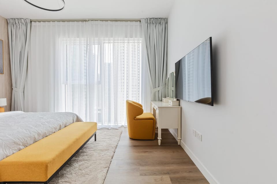 Bed, TV and multimedia, Seating area, Bedroom