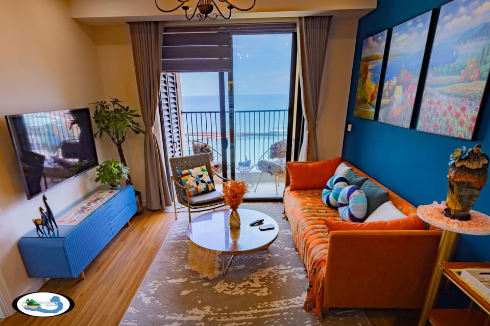 Communal lounge/ TV room, Natural landscape, TV and multimedia, Living room, Photo of the whole room, Seating area, Evening entertainment, Sea view