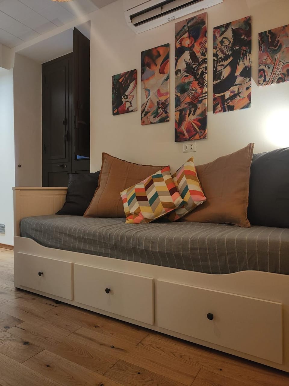 Bed, Photo of the whole room
