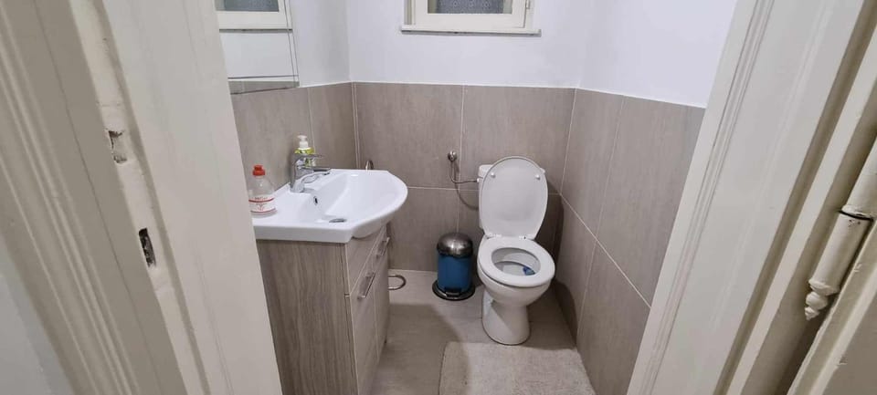 Toilet, towels