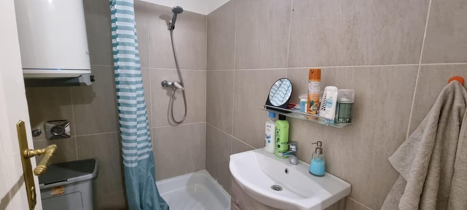 Shower, Toilet, towels