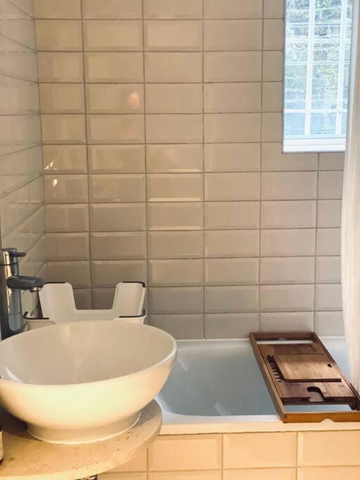 Beautiful 2 bed/ 2 bath Notting Hill Garden Flat Apartment in London