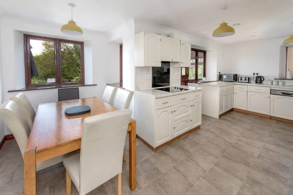 Kitchen or kitchenette, Dining area, dishwasher, minibar, pet friendly, stove, toaster