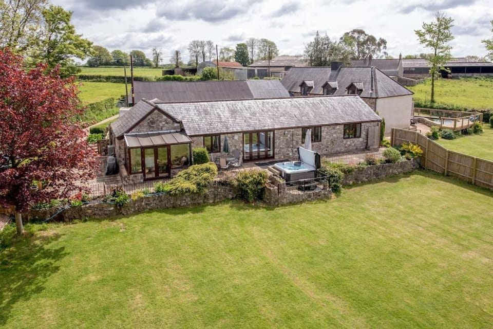 Property building, Summer, Hot Tub, Hot Tub, Dining area, Garden view